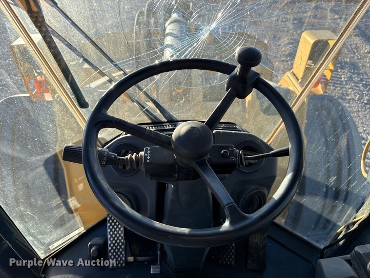 image for item ES5696 2014 John Deere 824K wheel loader