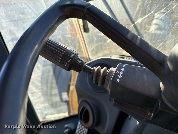 image for item ES5696 2014 John Deere 824K wheel loader