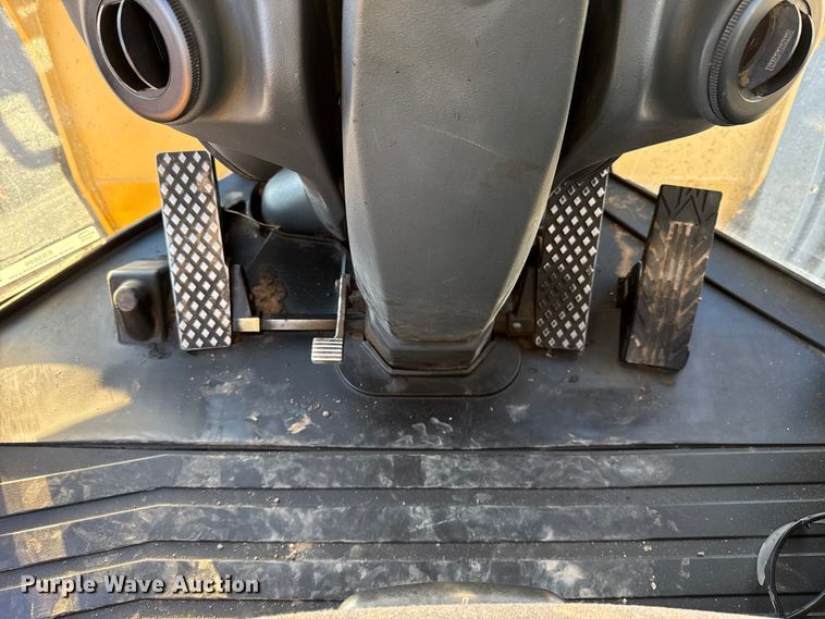 image for item ES5696 2014 John Deere 824K wheel loader