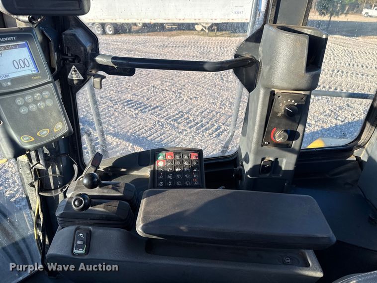 image for item ES5696 2014 John Deere 824K wheel loader