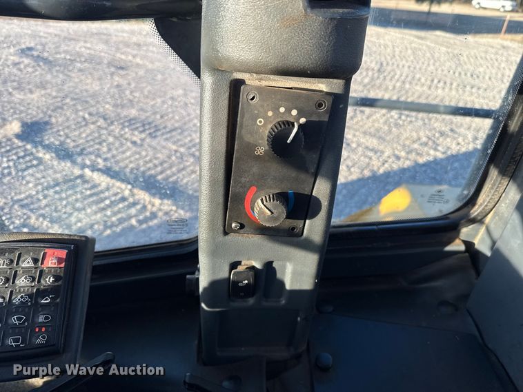 image for item ES5696 2014 John Deere 824K wheel loader