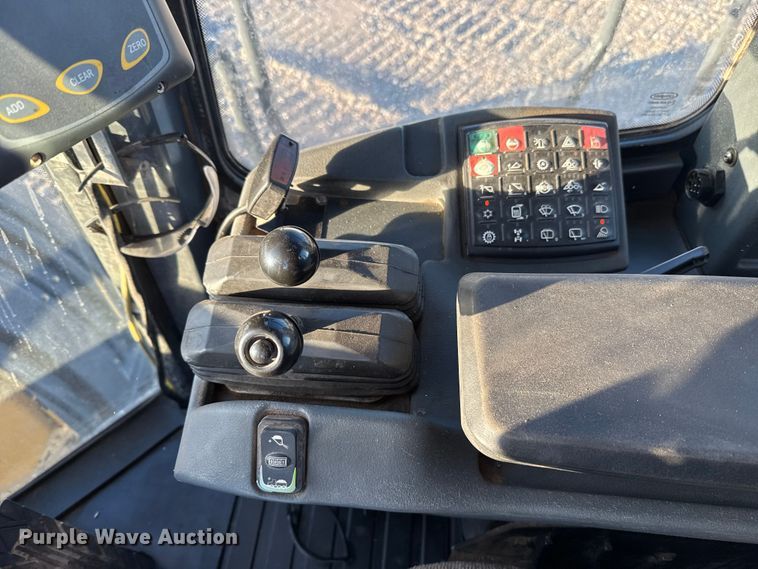 image for item ES5696 2014 John Deere 824K wheel loader