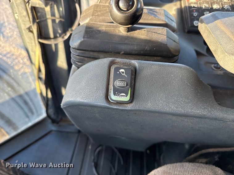 image for item ES5696 2014 John Deere 824K wheel loader