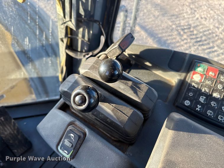 image for item ES5696 2014 John Deere 824K wheel loader