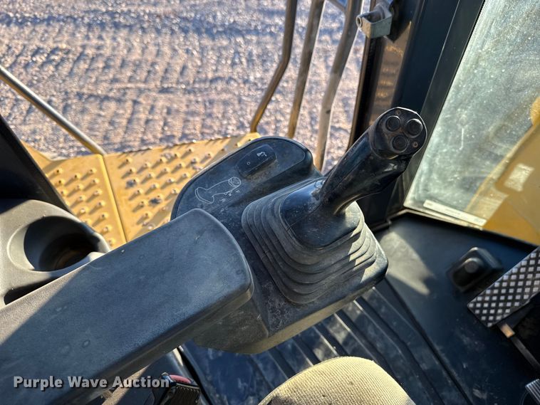 image for item ES5696 2014 John Deere 824K wheel loader