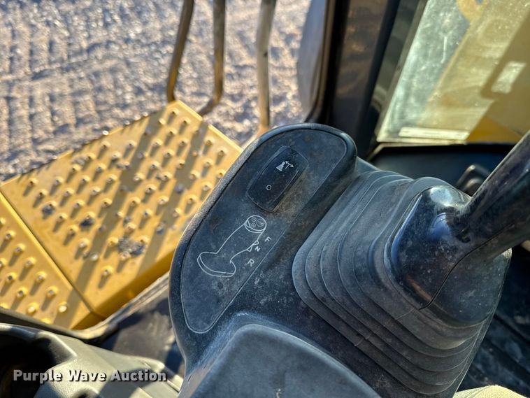 image for item ES5696 2014 John Deere 824K wheel loader