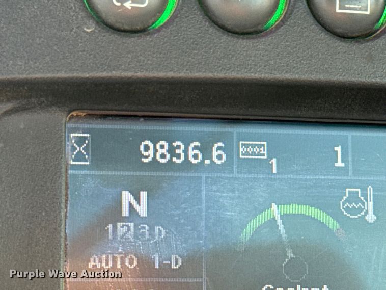 image for item ES5696 2014 John Deere 824K wheel loader