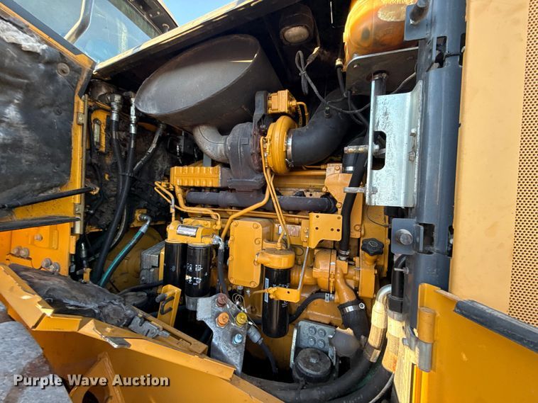 image for item ES5696 2014 John Deere 824K wheel loader