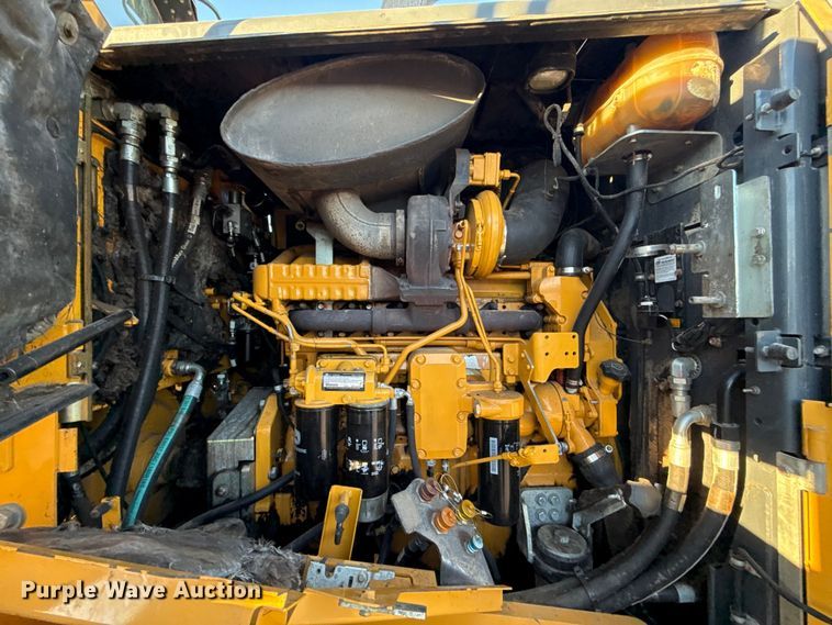 image for item ES5696 2014 John Deere 824K wheel loader