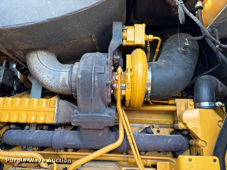 image for item ES5696 2014 John Deere 824K wheel loader