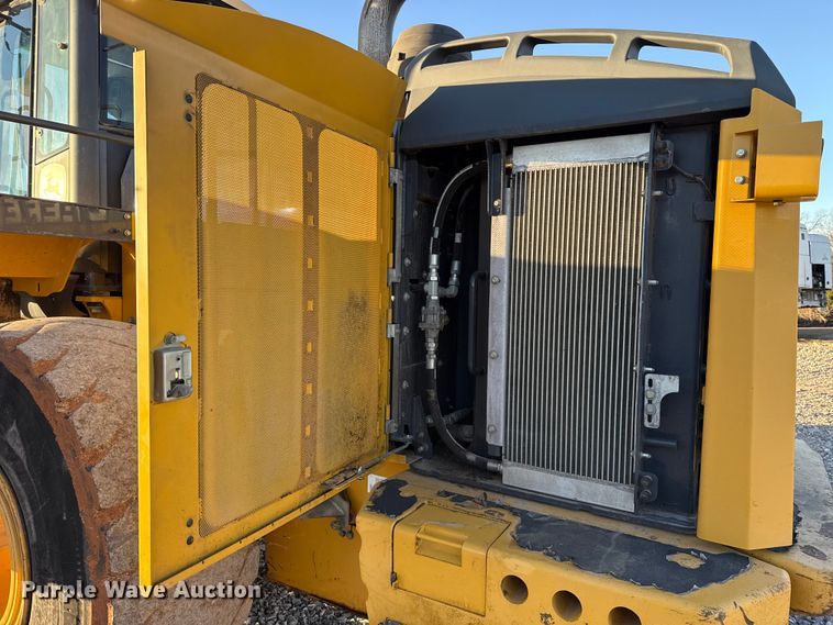 image for item ES5696 2014 John Deere 824K wheel loader