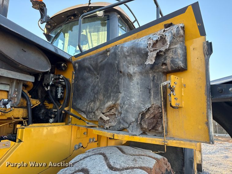 image for item ES5696 2014 John Deere 824K wheel loader