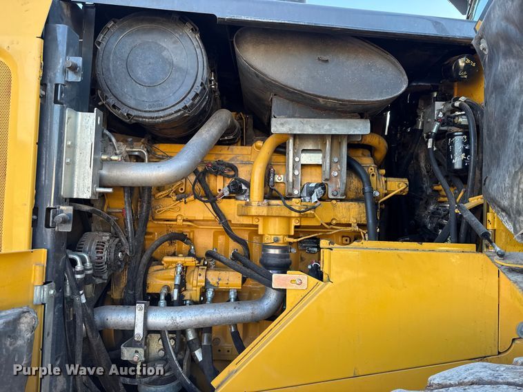 image for item ES5696 2014 John Deere 824K wheel loader