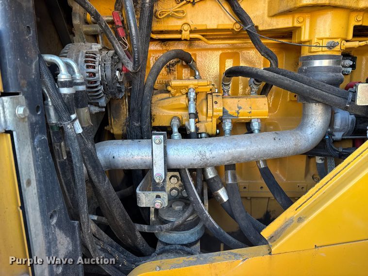 image for item ES5696 2014 John Deere 824K wheel loader