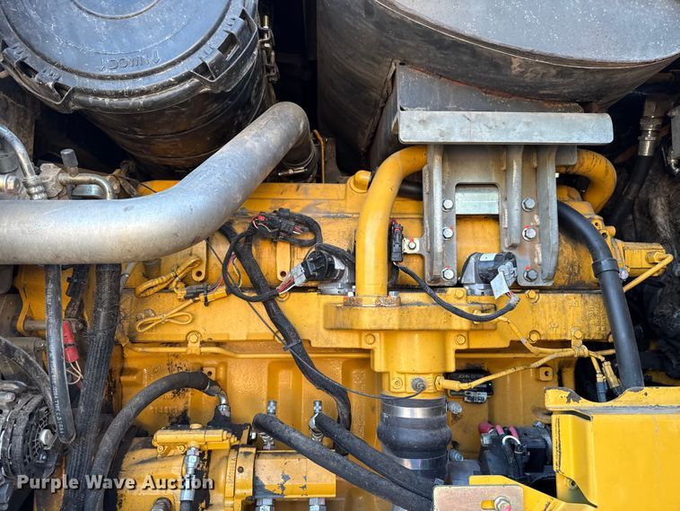 image for item ES5696 2014 John Deere 824K wheel loader