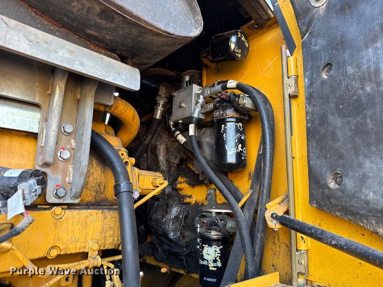 image for item ES5696 2014 John Deere 824K wheel loader