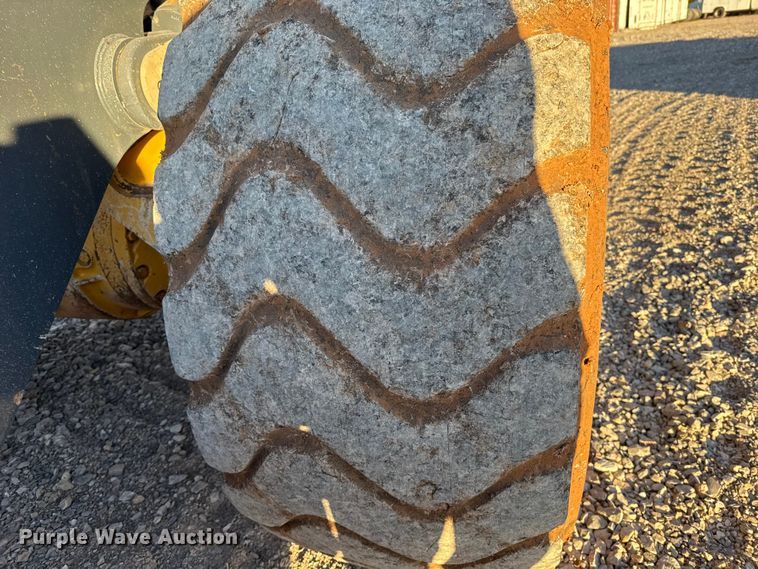 image for item ES5696 2014 John Deere 824K wheel loader