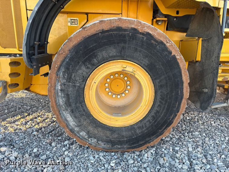 image for item ES5696 2014 John Deere 824K wheel loader