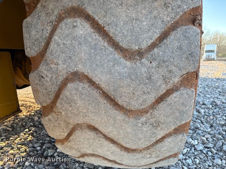 image for item ES5696 2014 John Deere 824K wheel loader