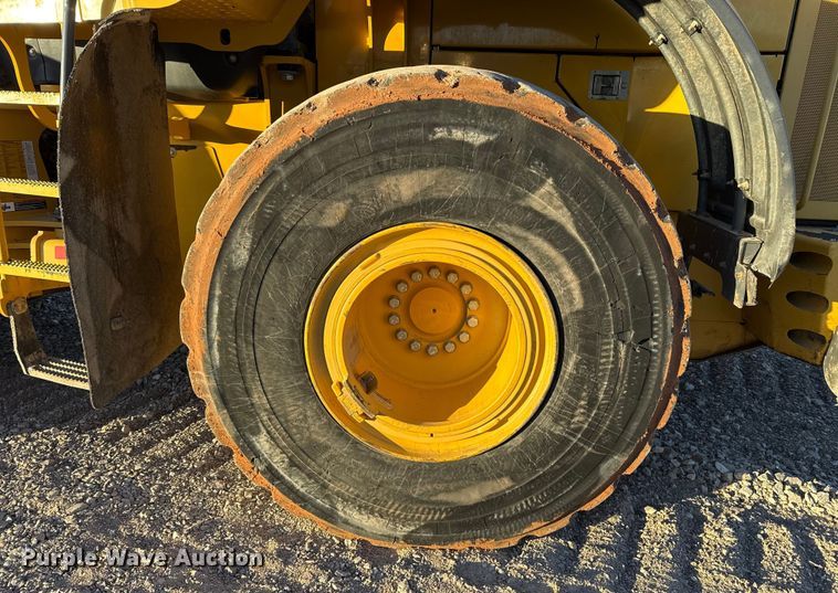 image for item ES5696 2014 John Deere 824K wheel loader