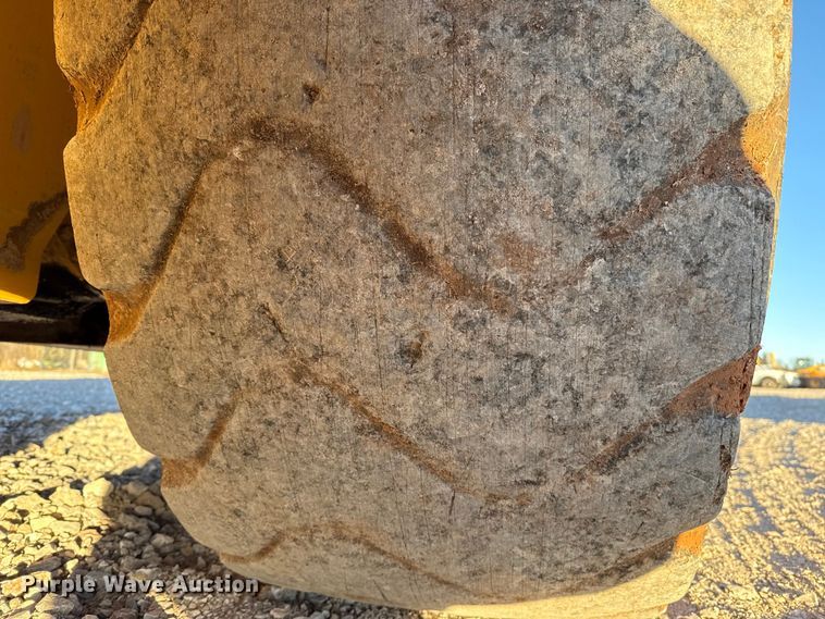 image for item ES5696 2014 John Deere 824K wheel loader