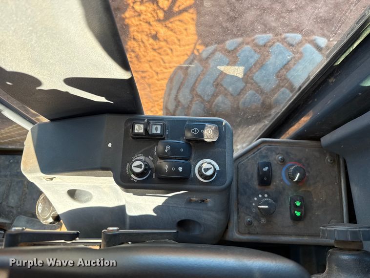 image for item ES5722 2019 John Deere 872GP motor grader