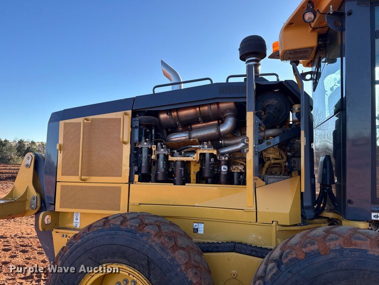 image for item ES5722 2019 John Deere 872GP motor grader