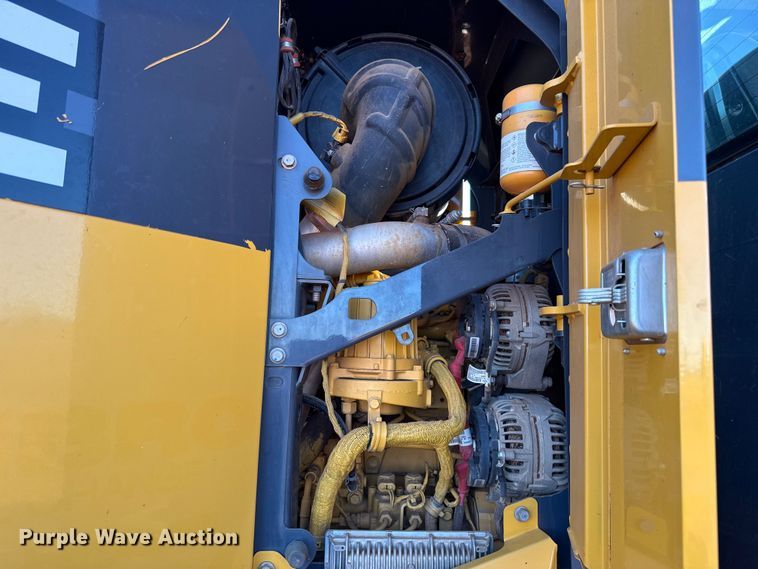 image for item ES5722 2019 John Deere 872GP motor grader