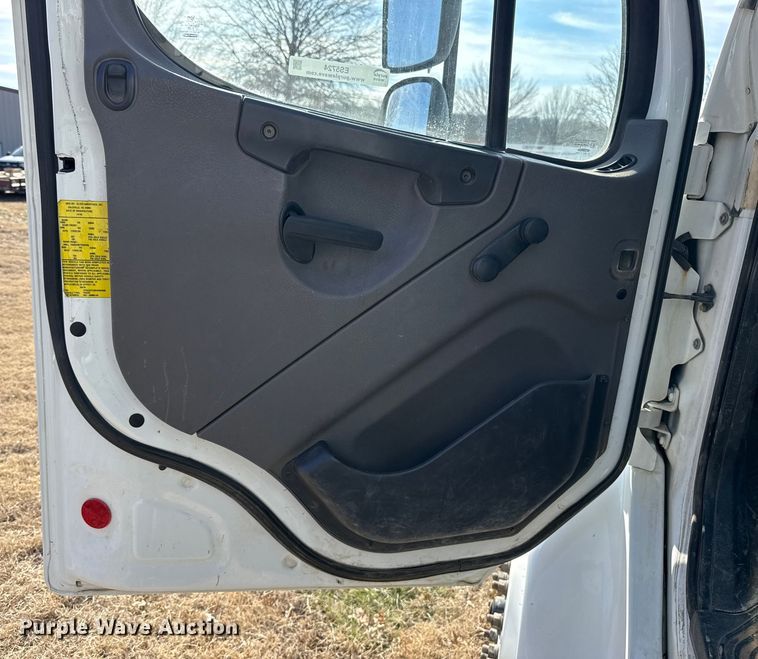 image for item ES5724 2019 Freightliner M2106 bucket truck