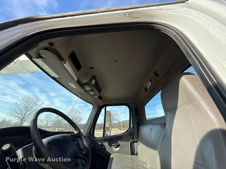 image for item ES5724 2019 Freightliner M2106 bucket truck