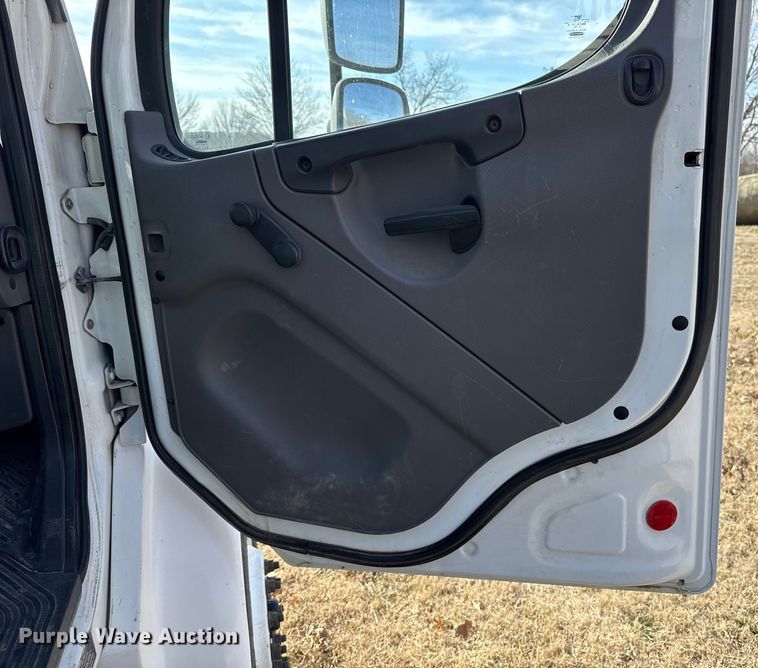 image for item ES5724 2019 Freightliner M2106 bucket truck