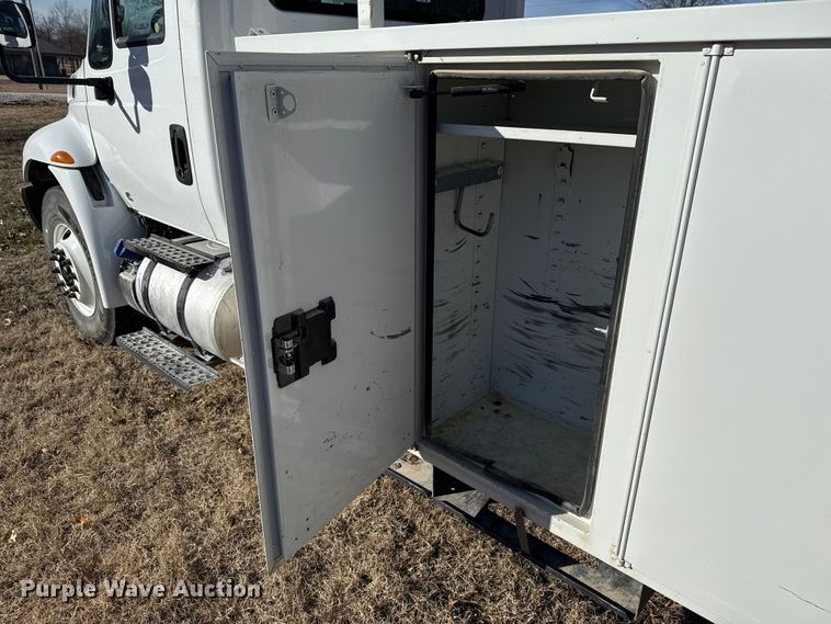 image for item ES5725 2019 International 4300  bucket truck