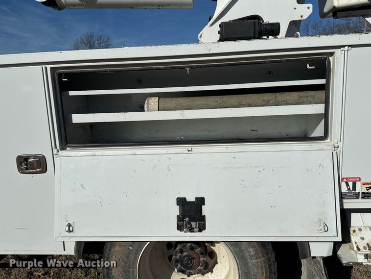 image for item ES5725 2019 International 4300  bucket truck