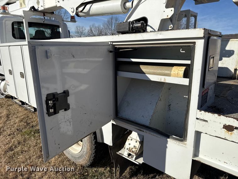 image for item ES5725 2019 International 4300  bucket truck