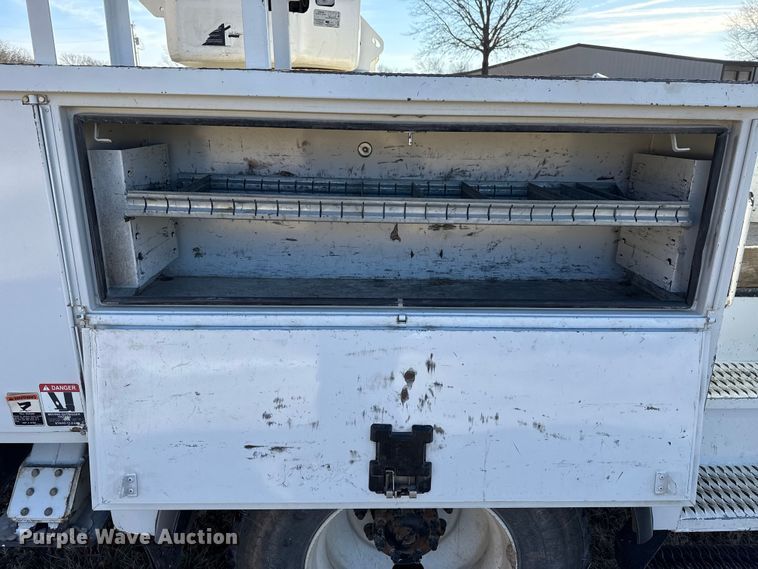 image for item ES5725 2019 International 4300  bucket truck