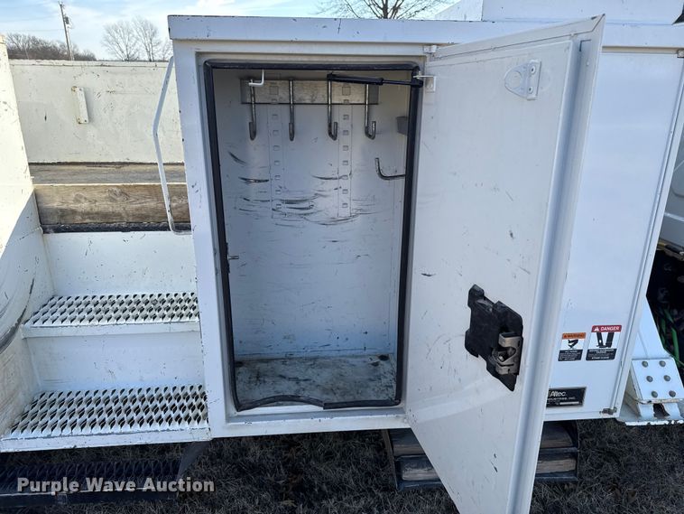 image for item ES5725 2019 International 4300  bucket truck