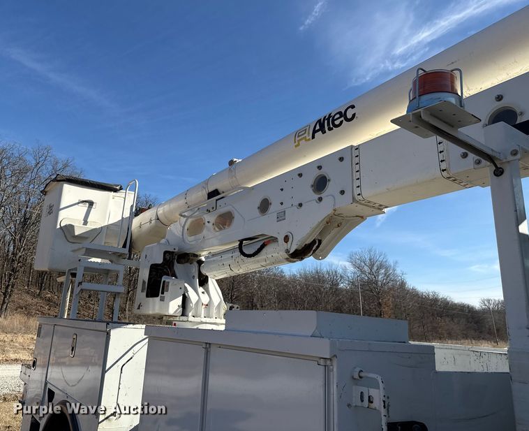 image for item ES5725 2019 International 4300  bucket truck