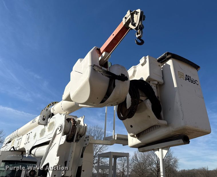 image for item ES5725 2019 International 4300  bucket truck