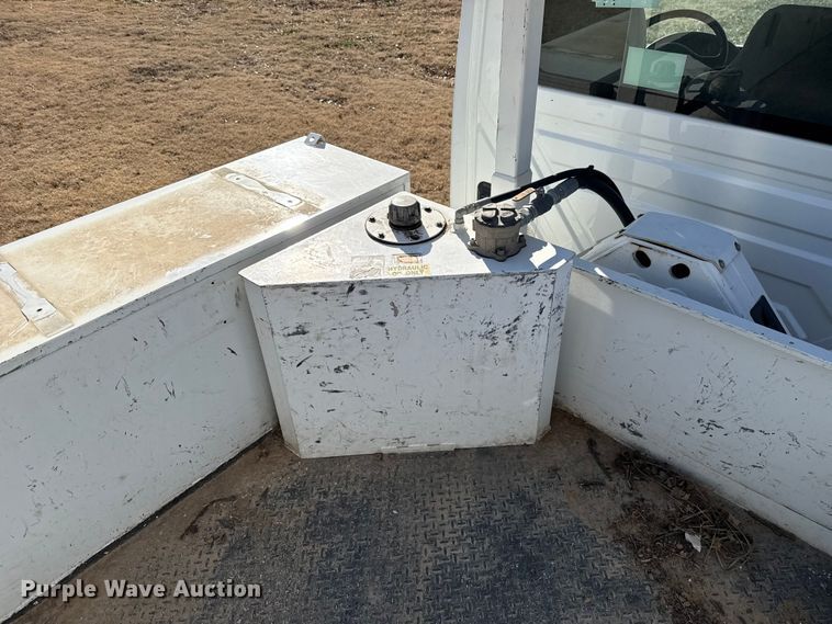 image for item ES5725 2019 International 4300  bucket truck