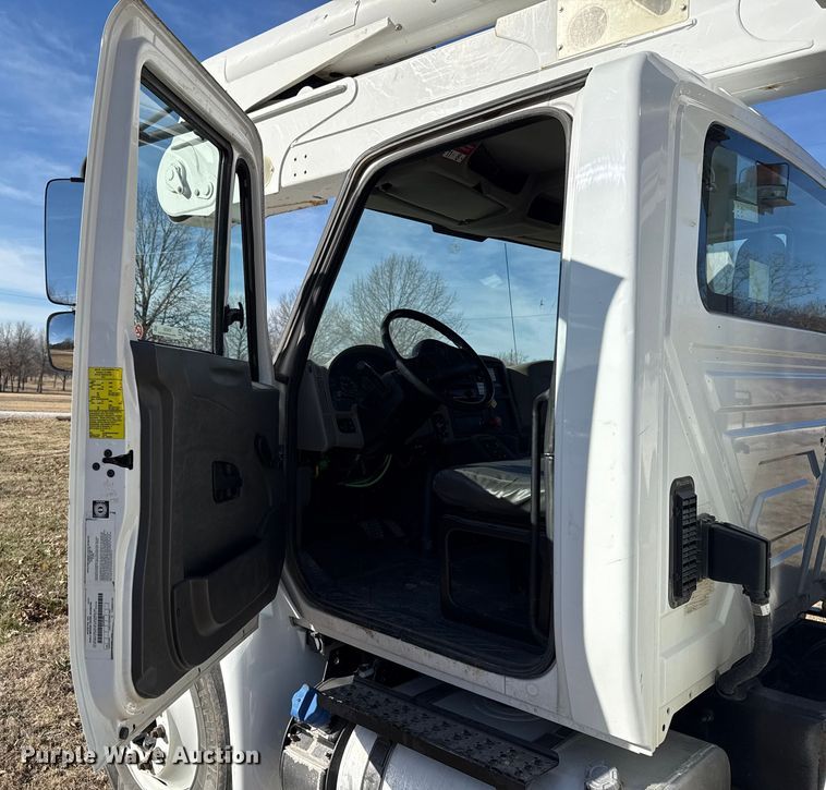 image for item ES5725 2019 International 4300  bucket truck