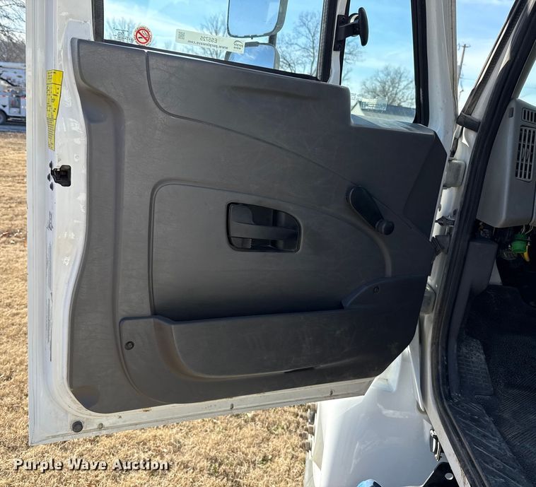 image for item ES5725 2019 International 4300  bucket truck