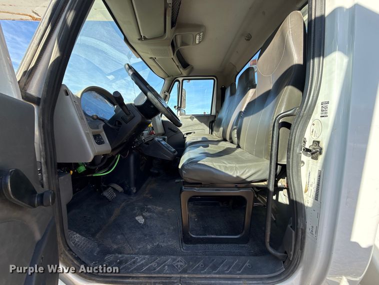 image for item ES5725 2019 International 4300  bucket truck