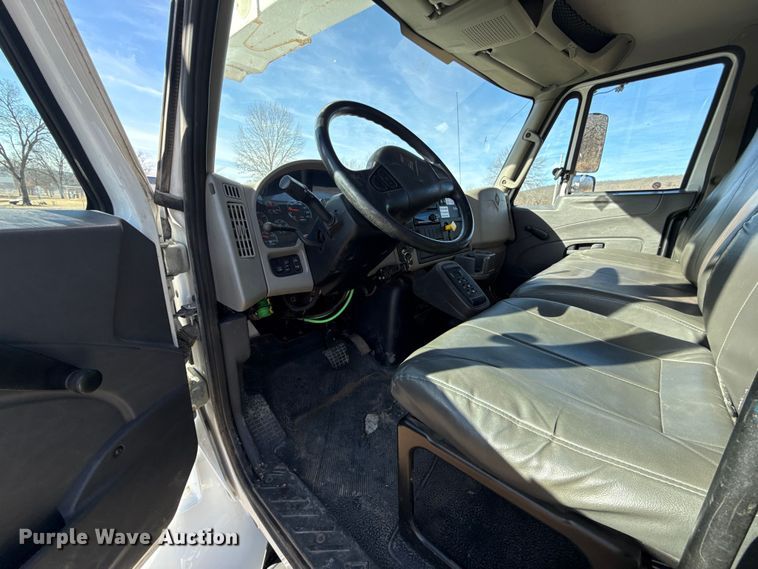 image for item ES5725 2019 International 4300  bucket truck