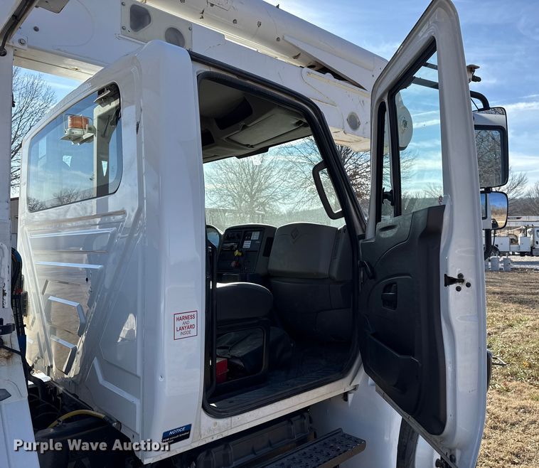 image for item ES5725 2019 International 4300  bucket truck