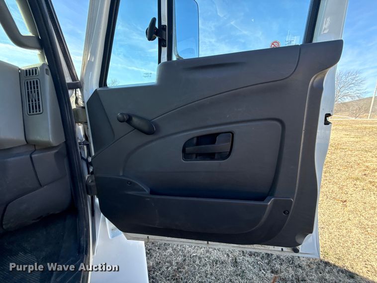 image for item ES5725 2019 International 4300  bucket truck