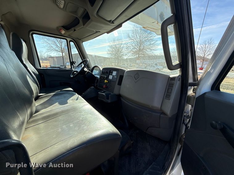 image for item ES5725 2019 International 4300  bucket truck