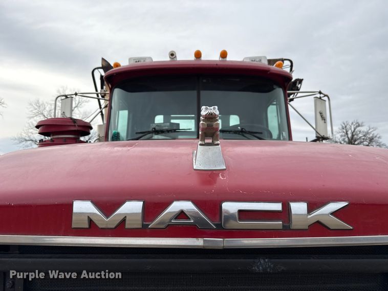 image for item ES5741 2002 Mack RD688S roll-off container truck