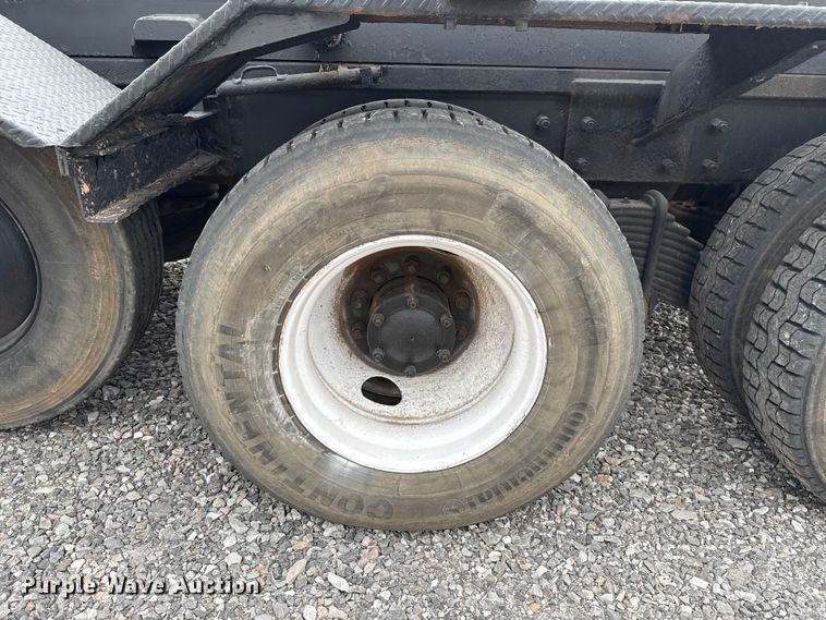 image for item ES5741 2002 Mack RD688S roll-off container truck