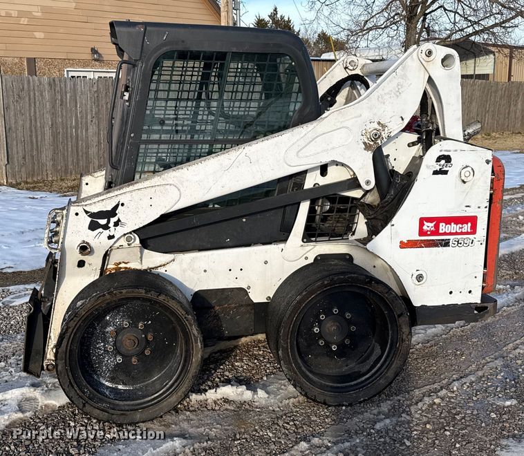 image for item ES5748 2015 Bobcat S590 skid steer loader