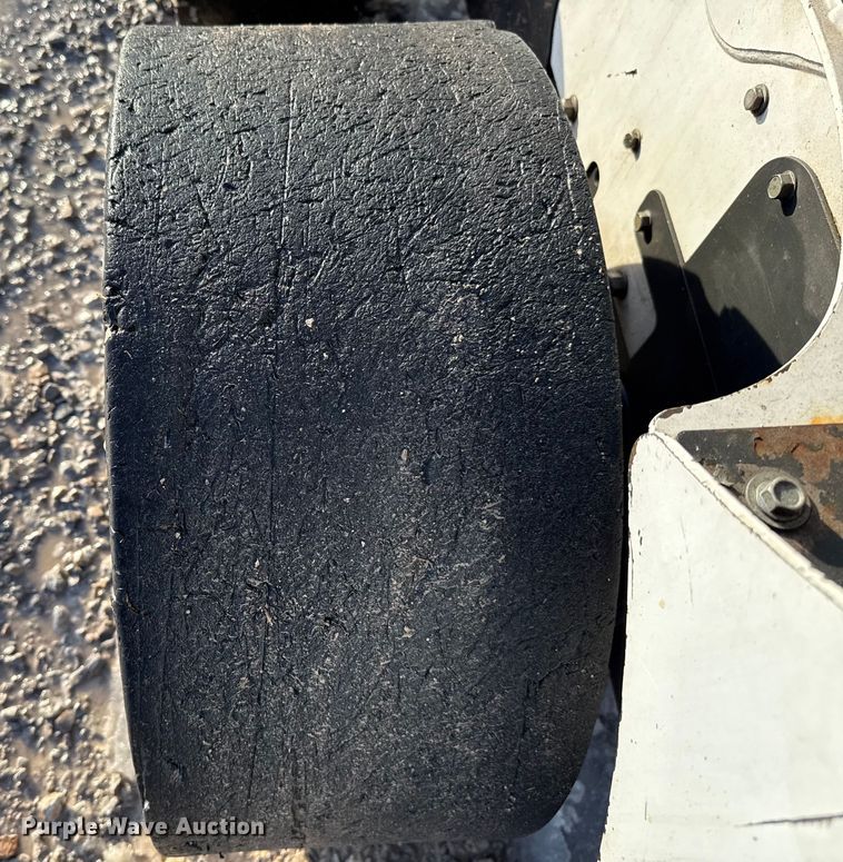 image for item ES5748 2015 Bobcat S590 skid steer loader